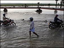 श्रीलंका में अब भी दो लाख बाढ़ से विस्थापित श्रीलंका में अब भी दो लाख बाढ़ से विस्थापित