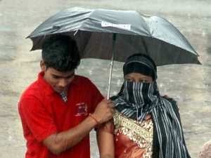 Heavy rain in Uttar Pradesh affects normal life Heavy rain in Uttar Pradesh affects normal life