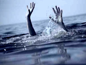 Delhi: 5 drown and 3 died in swollen Yamuna Delhi: 5 drown and 3 died in swollen Yamuna