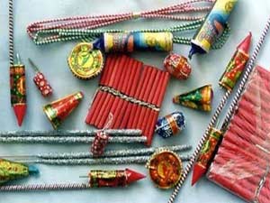 पटाखे के बदले चुकाते हैं बड़ी कीमत