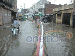 Continuous rain in Lucknow makes people happy Continuous rain in Lucknow makes people happy