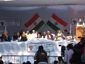 Delhi police tell Team Anna to hospitalise Kejriwal Delhi police tell Team Anna to hospitalise Kejriwal