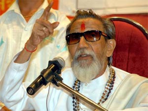 Team Anna's agenda was to abuse politicians: Thackeray Team Anna's agenda was to abuse politicians: Thackeray