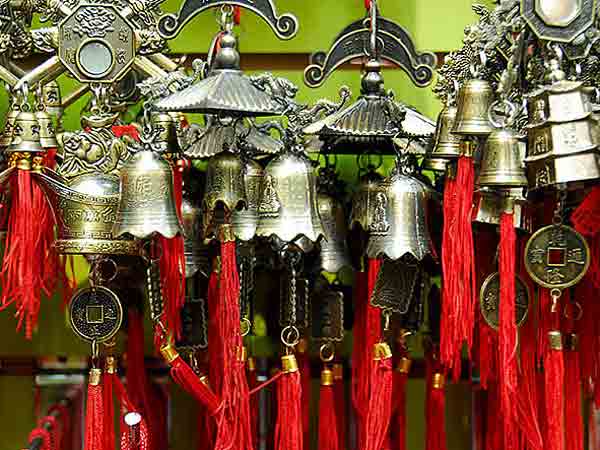 चाइनीच सिक्के व घंटियां 