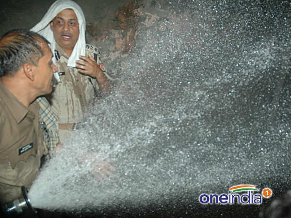घरों से बाहर निकले लोग 