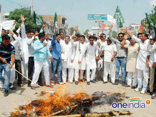 सिरसा में पुतला फूंका 