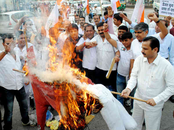 विधानसभा के सामने प्रदर्शन