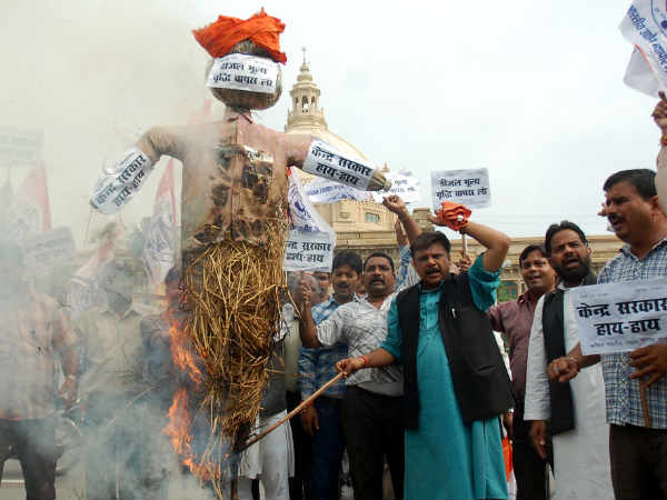 विधानसभा के सामने प्रदर्शन