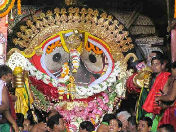 अंदर-बाहर पंडों का आतंक