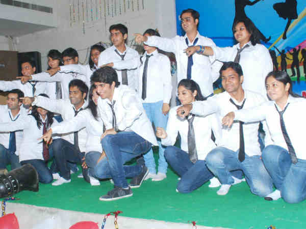 'मस्ती मेकर्स समूह' ने किया मनमोहक डांस 'मस्ती मेकर्स समूह' ने किया मनमोहक डांस