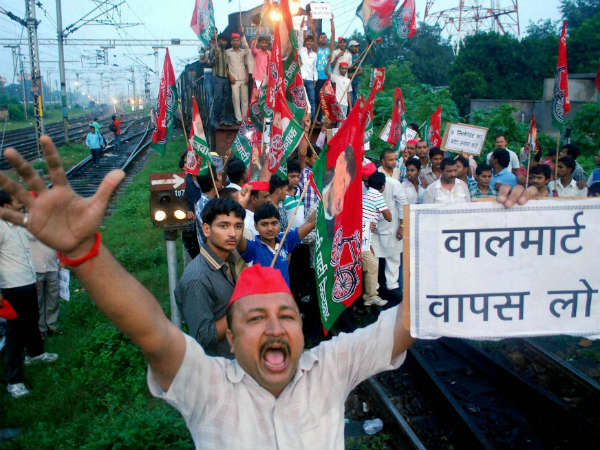 इलाहाबाद में रेल रोकते सपा कार्यकर्ता 
