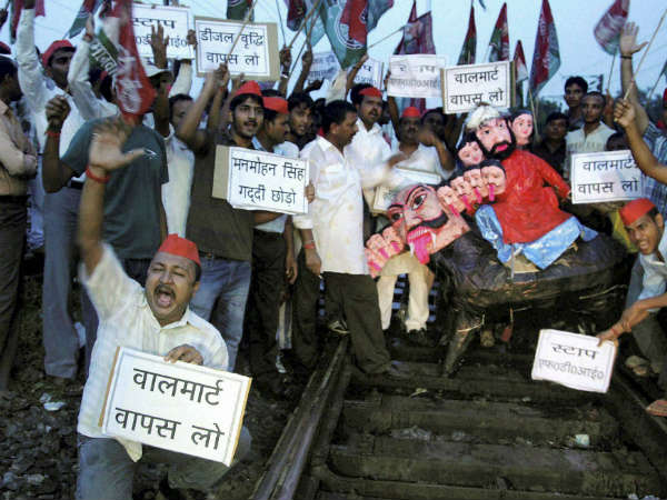 सपा कार्यकर्ताओं का रेलवे ट्रैक पर विरोध प्रदर्शन 