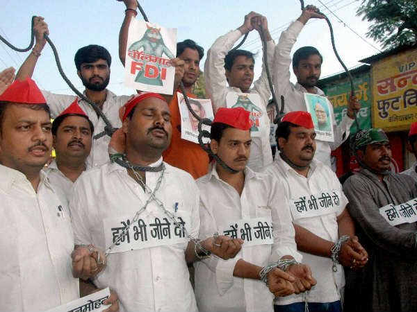 वाराणसी में सपा कार्यकर्ताओं का विरोध प्रदर्शन