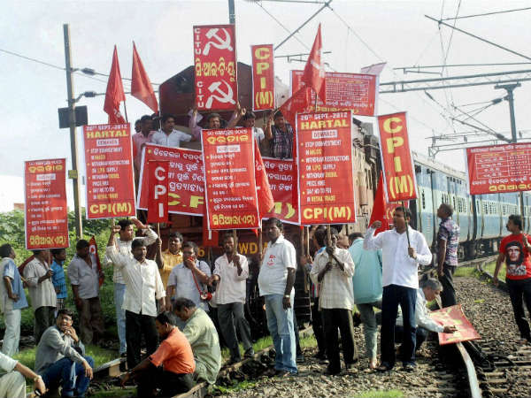 भुवनेश्‍वर में ट्रेन रोकते लेफ्ट के कार्यकर्ता