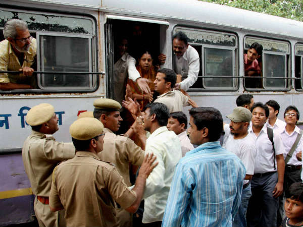 पुलिस ने किया बल प्रयोग 