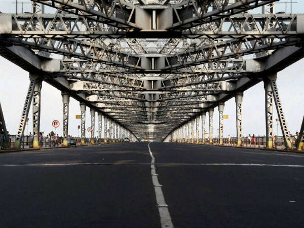 सुनसान कोलकाता का हावड़ा ब्रिज