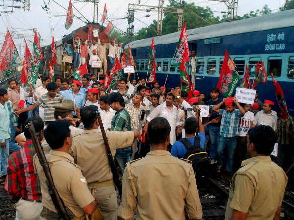 इलाहाबाद में सपा कार्यकर्ताओं ने रेलवे ट्रैक जाम किया