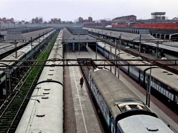 खाली पड़ा हावड़ा रेलवे स्‍टेशन
