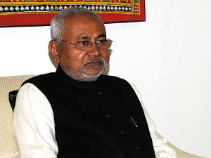 Angry teachers show slippers to Nitish Kumar Angry teachers show slippers to Nitish Kumar