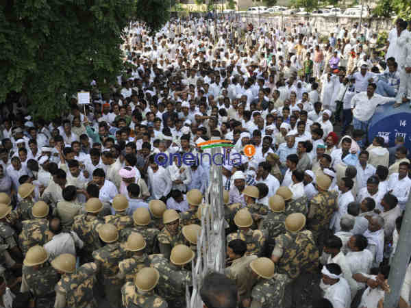 प्रति माह वेतन की मांग 