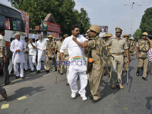 उग्र हुआ प्रदर्शन 