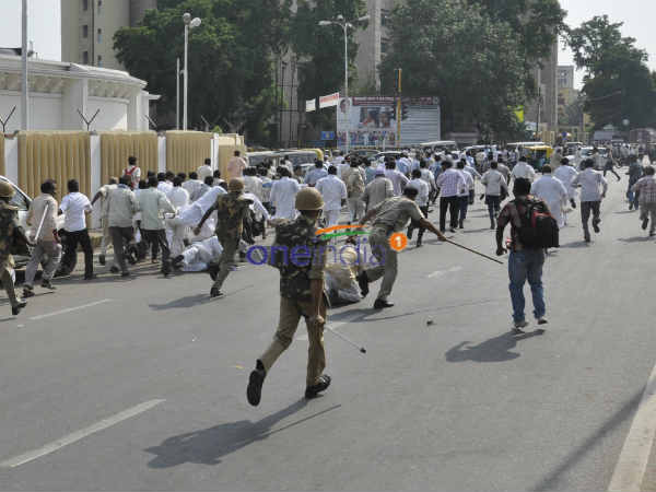 पुलिस ने भांजी लाठियां 