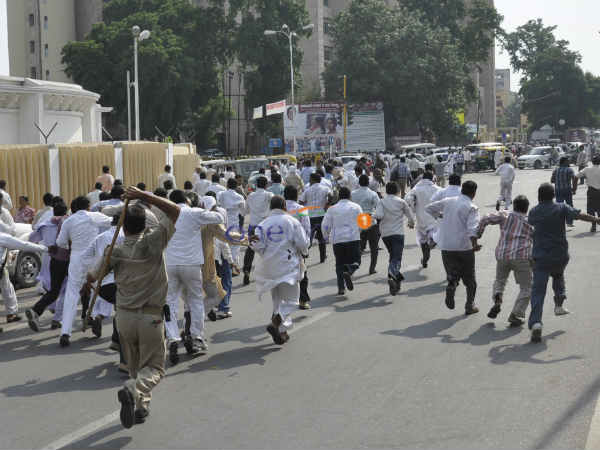 किसान-पुलिस में संघर्ष 