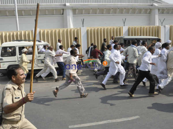 दौड़ा-दौड़ा कर पीटा 