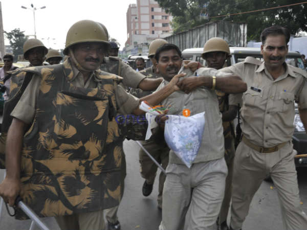 पुलिस ने पकड़-पकड़ कर पीटा