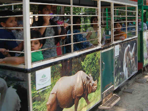 बच्‍चों संग डिंपल यादव