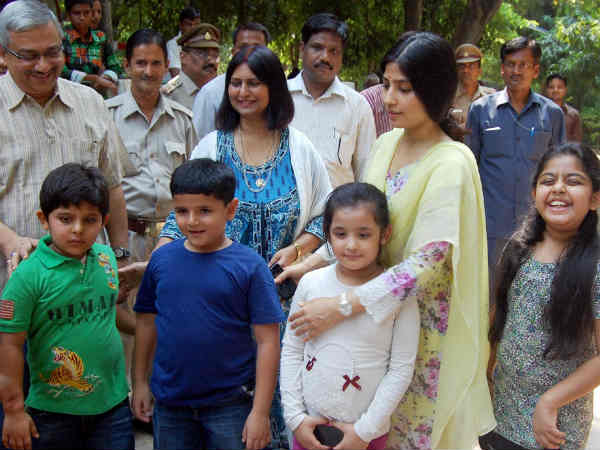 बच्‍चों संग डिंपल यादव 