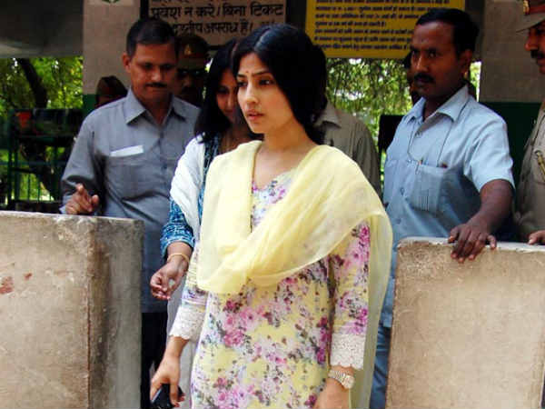 बच्‍चों संग डिंपल यादव 