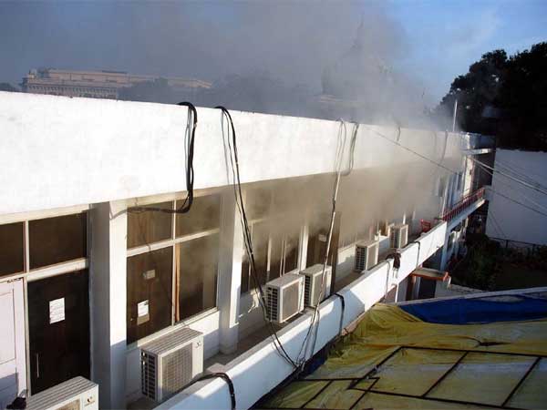 देखें तस्‍वीरों में कैसे बुझाई गई आग