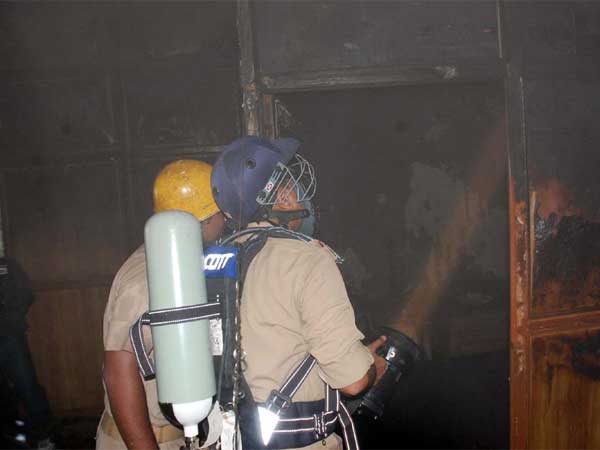 देखें तस्‍वीरों में कैसे बुझाई गई आग