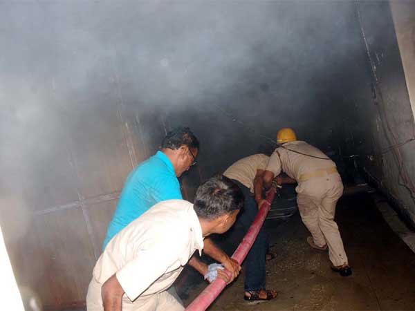 देखें तस्‍वीरों में कैसे बुझाई गई आग