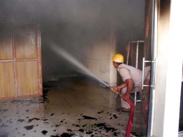 देखें तस्‍वीरों में कैसे बुझाई गई आग 