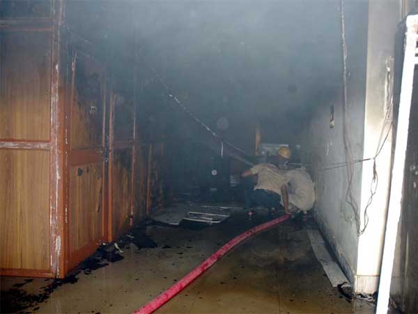 देखें तस्‍वीरों में कैसे बुझाई गई आग 