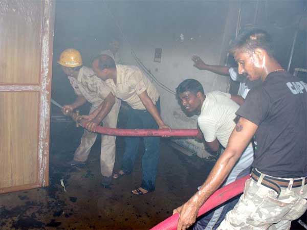 देखें तस्‍वीरों में कैसे बुझाई गई आग 