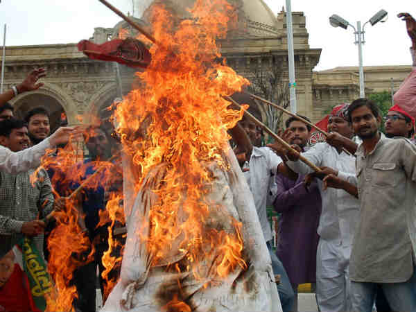 आम जनता ने पुतला फूंका 