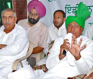 Congressmen got ticket after giving land to Vadra Congressmen got ticket after giving land to Vadra