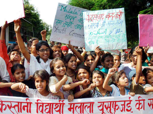 दुआ कर रहे लोग दुआ कर रहे लोग