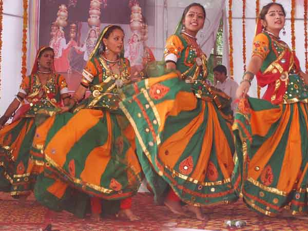 'लागी पड़ी फुहार रिमझिम सावन आया'