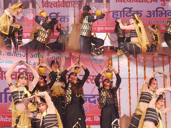 नागिन का डांस देखकर सब हो गए आश्चर्यचकित