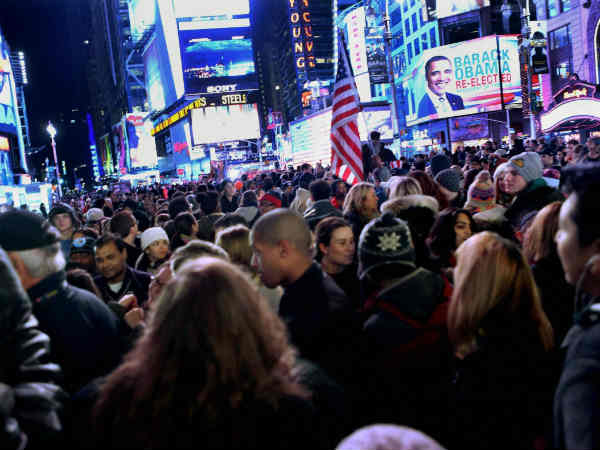 रात भर सड़कों पर चहल-पहल 