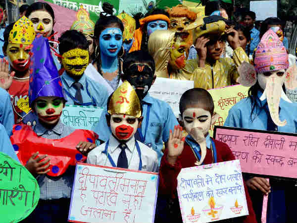 बच्‍चे कर रहे पटाखों का विरोध 