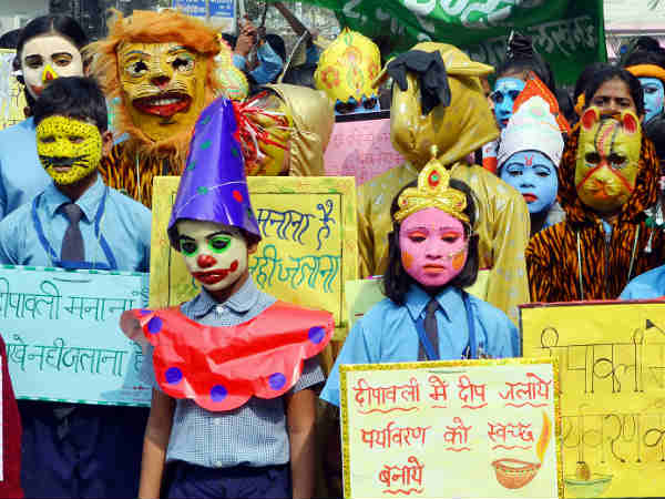 पटाखों से होता है प्रदूषण 