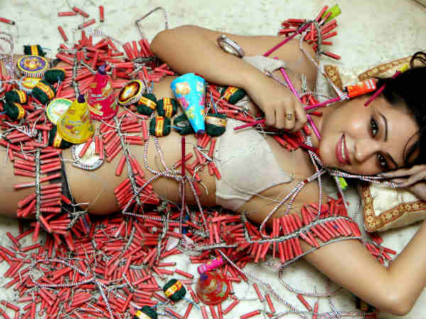 पटाखों से लिपटीं देवशी 