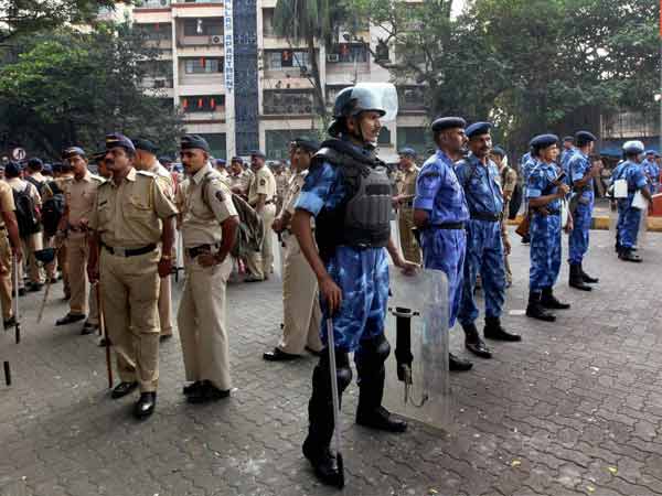 मातोश्री के बाहर सुरक्षा 