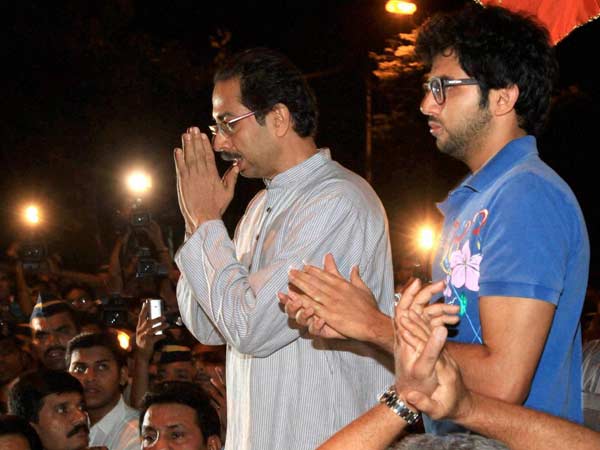 उद्धव ठाकरे ने लोगों को संबोधित किया 