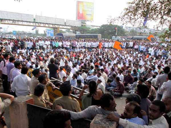 मातोश्री के बाहर भीड़ 